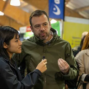 Alcalde dando una entrevista en la feria