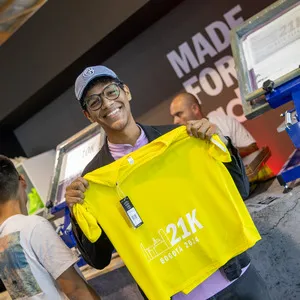 Corredor personalizando sus camisetas en la feria