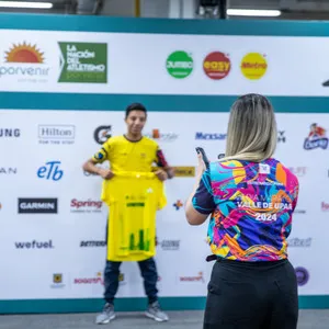 Corredor mostrando su camiseta de carrera con entusiasmo