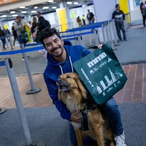 Atleta con su perro recogiendo el kit de la media maratón de Bogotá