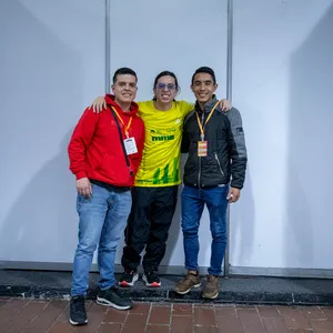 Camilo Sanchez posando con corredores en la feria de la mmB