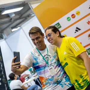 Participante sonriendo mientras se toma una selfie con Camilo Sanchez