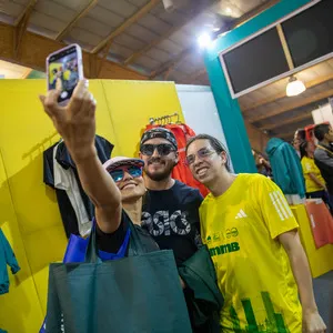 Camilo Sanchez visitando los stands de la feria de la media maratón