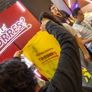 Atleta personalizando la camiseta de la carrera