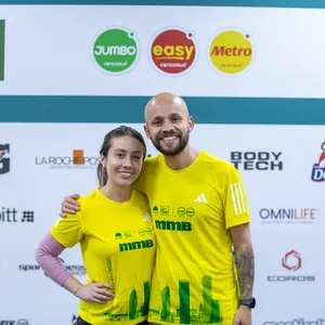 Pareja feliz posando en la feria de la media maratón de Bogotá