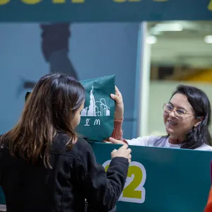 Atleta recibiendo su kit de carrera 21K