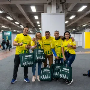 Corredores mostrando sus kits y camisetas de competencia con orgullo