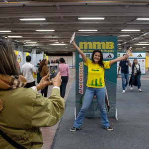 Corredora mostrando su camiseta de competencia en la feria