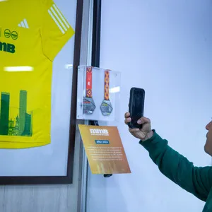 Atleta tomando foto al museo mmB 2024