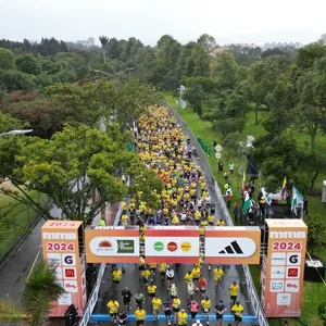 Grupo de amigos corriendo en equipo la media maratón de Bogotá