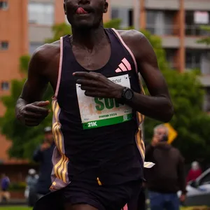 Atleta concentrado durante la carrera.