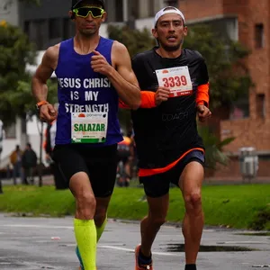 Corredores disfrutando del ambiente de la carrera atlética.