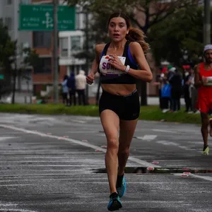 Atleta enfocada en mantener el ritmo.