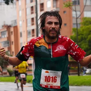 Atleta mostrando esfuerzo en cada paso