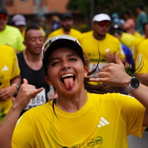 Atleta sacando la lengua