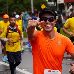 Atleta feliz posando para la camara en la mmB 2024