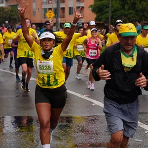 Participante celebrando con los brazos en alto