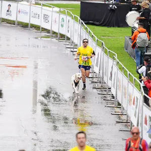 Atleta disfrutando del ambiente del último tramo en la carrera atlética