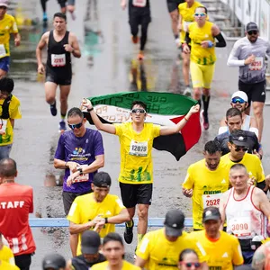 Atleta corriendo junto a otros corredores la media maraton bogota.