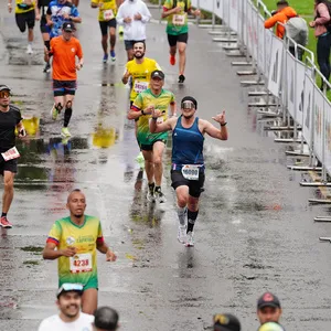 Participante disfrutando del ambiente festivo en la media maraton