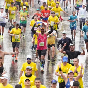 Grupo de corredores en una recta del recorrido maraton de bogota.