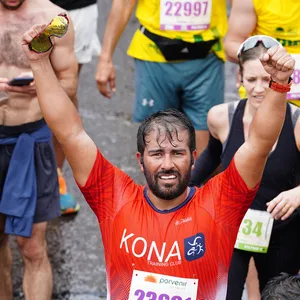 Participante mostrando orgullo por sus tiempos media maraton.