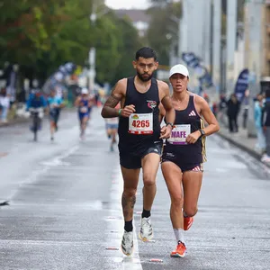 Grupo de atletas élites corriendo juntos