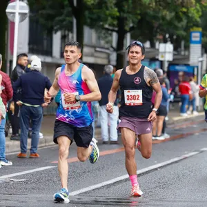 Grupo de hombres corriendo juntos la maraton de bogota