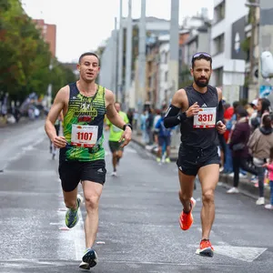 Participantes con paso firme en la carrera atletica