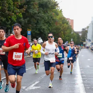 Corredores disfrutando del paisaje urbano en la ruta media maraton