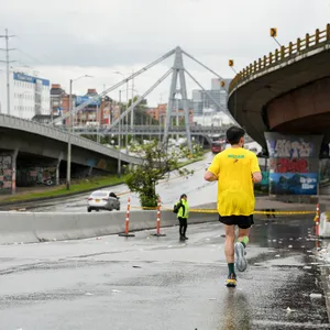 Corredores disfrutando del recorrido de la carrera atletica hoy en bogota.