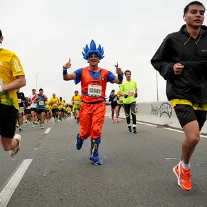 Goku corriendo la media maraton bogota.