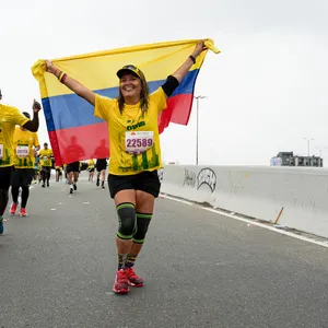 Atleta corriendo con la bandera de Colombia.