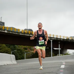 Corredor élite corriendo en puente de Bogotá mmB 2024