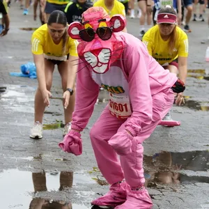 pantera rosa en la carrera atletica de correcaminos de colombia