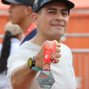 medalla oficial media maratón de bogotá 2024