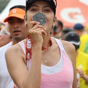 mujer feliz despues de correr la carrera