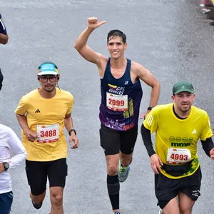 Atleta saludando a la cámara en la meta.