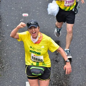 Atleta cruzando una calle principal.