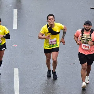 grupo de atletas corriendo en asfalto