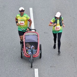 pareja de esposos corriendo en asfalto