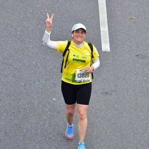 Participante ajustando su ritmo en la carrera