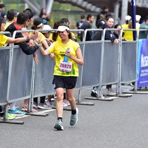 atleta recargando energías con el público