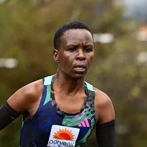 élite mujer liderando carrera