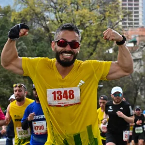 atleta con mirada fija en la camara