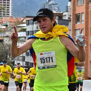 corredor con bandera de colombia