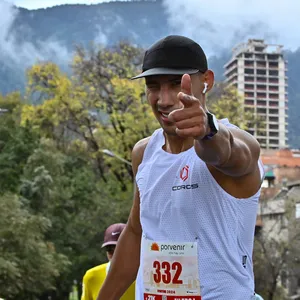 atleta señalando a la camara