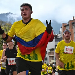 Atleta mostrando orgullo la bandera de colombia