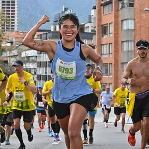 Participante sonriente saludando a la cámara