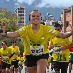 Corredores atravesando un punto difícil de la maraton bogota